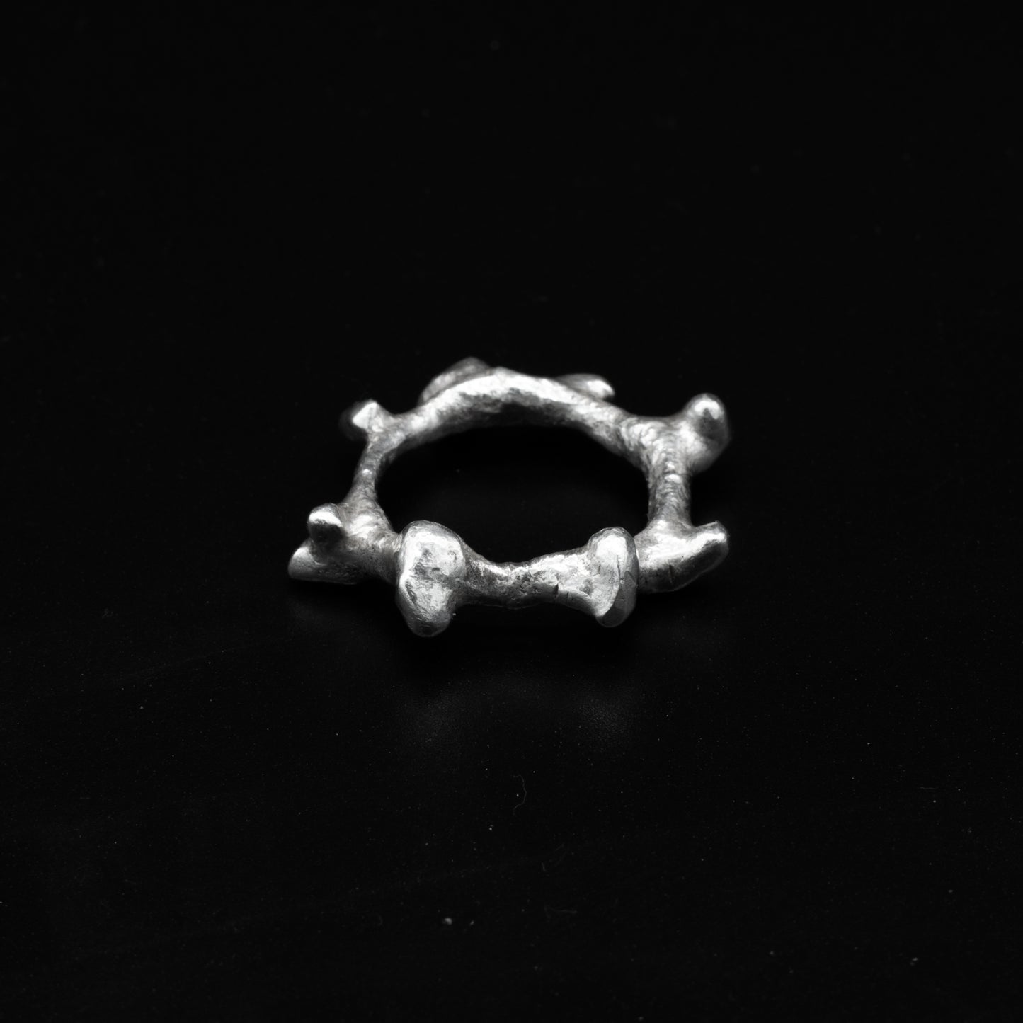 Organic spike ring