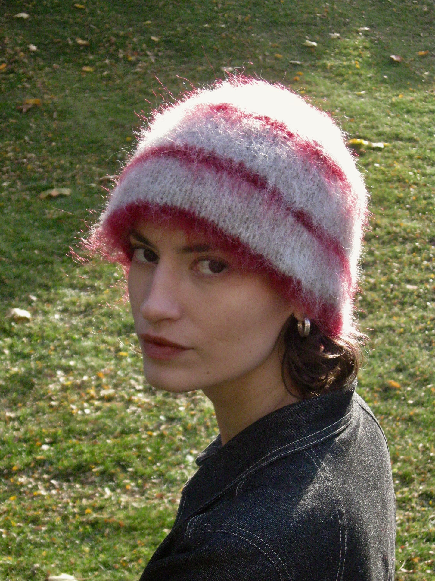 Beige beanie with red stripes