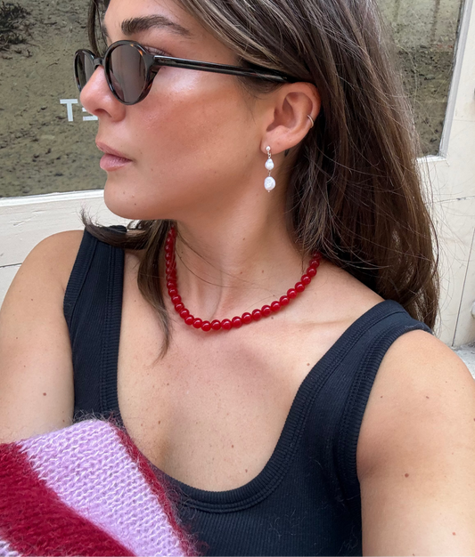 Röd pärlhalsband