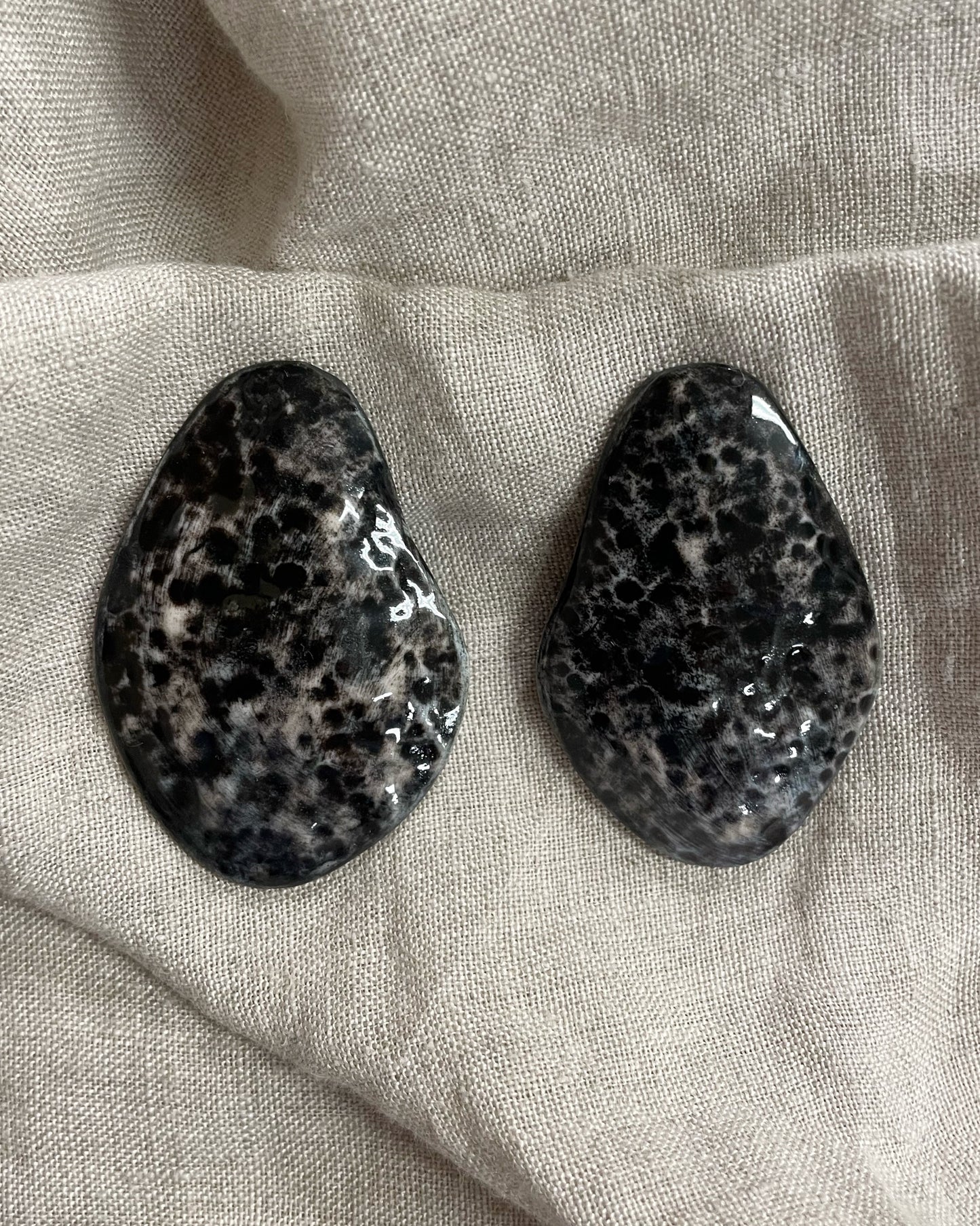 Hammered shell black earrings