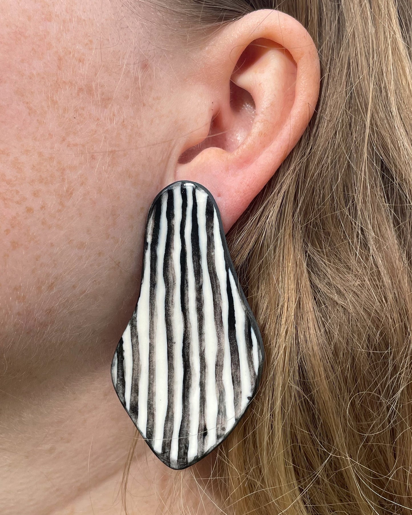 Stripe glossy earrings