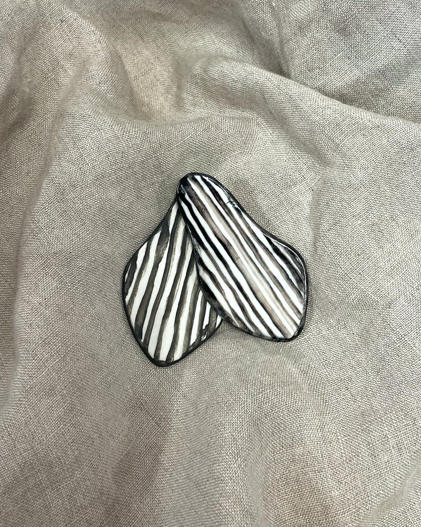 Stripe glossy earrings
