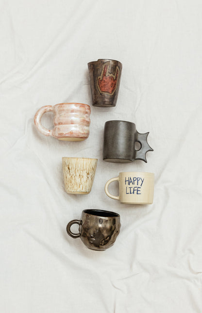 Mirroring water - stor kaffekopp i silver och svart glasyr