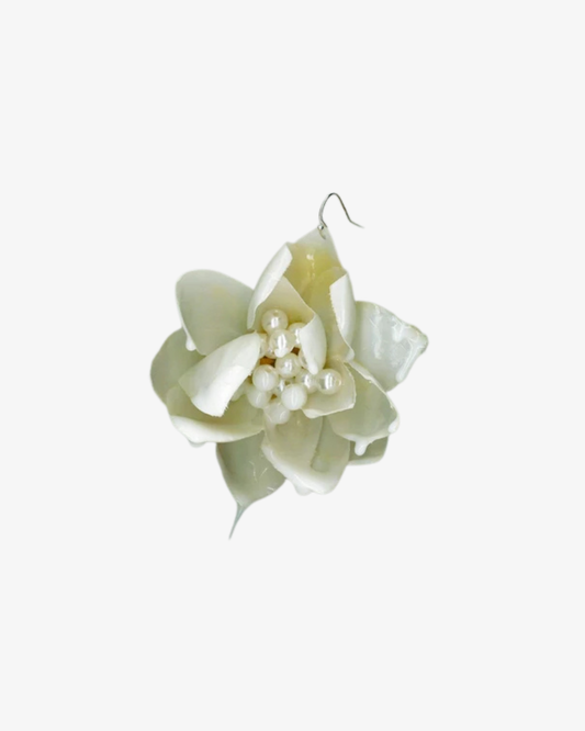 MILKY MAGNOLIA Vita Örhängen