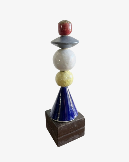 Färgstark keramisk skulptur