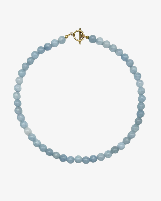 Blått pärlhalsband