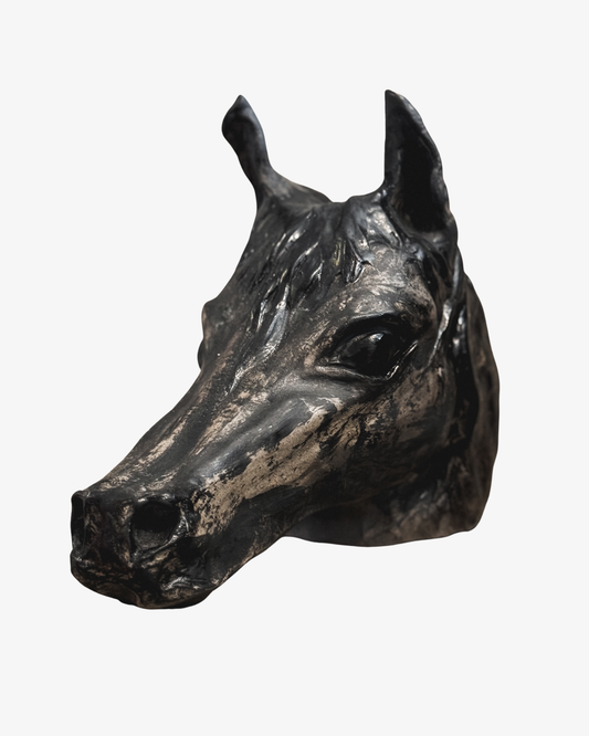 Keramisk hästskulptur