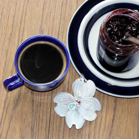 CREAMY CORNACEAE ÖRHÄNGEN LILA