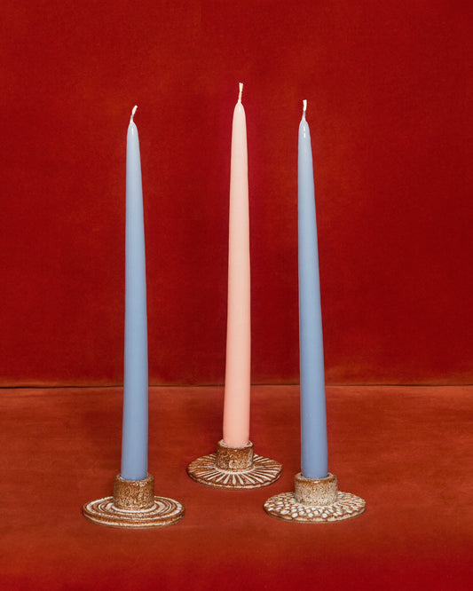 En uppsättning med 3 candle holders - white/brown, hand carved pattern