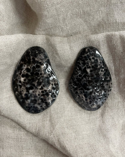 Hammered shell black Earrings (Exclusive)