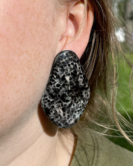 Hammered shell black earrings