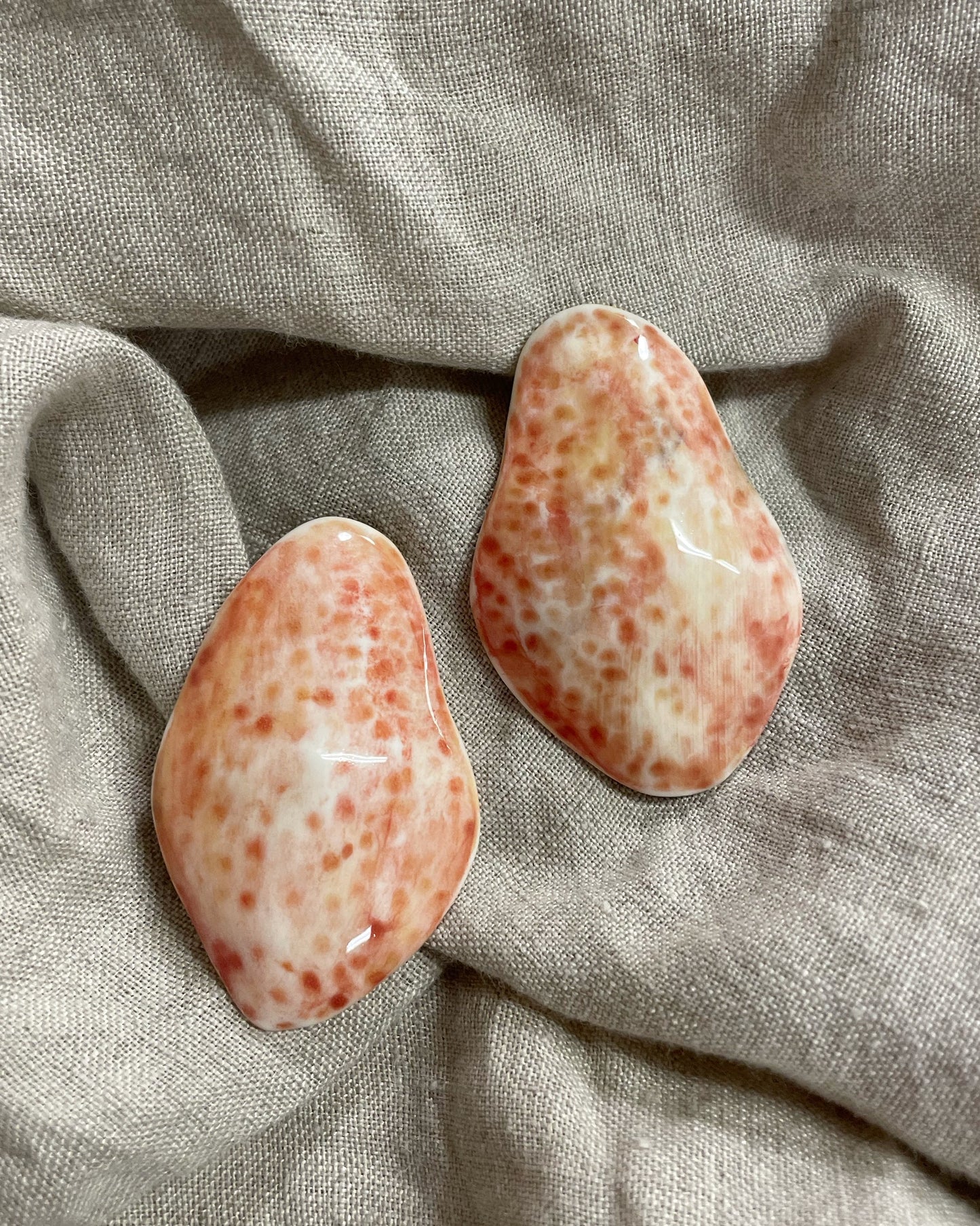 Hammered shell orange Earrings (Exclusive)