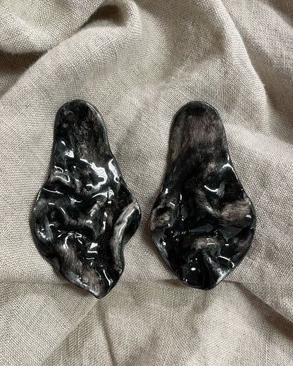 Pleated black earrings