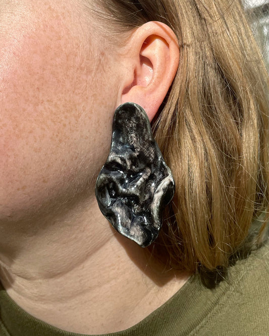 Pleated black earrings