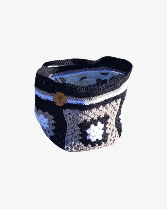 Virkad och fodrad väska. Ink & Ivory Flower Bag