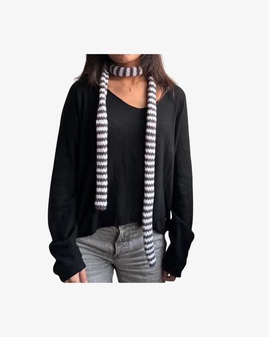 Randig stickad scarf - vit och lilaaktig grå